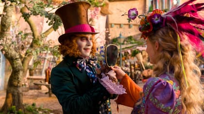Johnny Depp y Mia Wasikowska están de vuelta