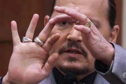Johnny Depp y su versión de la botella (otro de los relatos en pugna): ella se lanzó y por eso se cortó el dedo