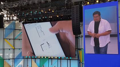 Johnny Lee, el jefe del proyecto Tango, mostrando cómo un teléfono puede usarse para crear un plano de muy alta precisión