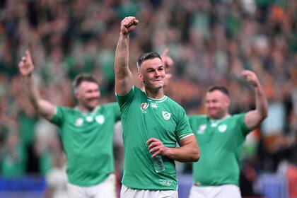 Johnny Sexton festeja la victoria de Irlanda sobre Sudáfrica, que catapultó a los europeos a ser gran candidatos al título de campeón en el Mundial de rugby