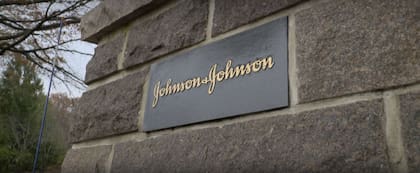Johnson & Johnson está avanzando con una propuesta de acuerdo de US$6480 millones para decenas de miles de demandas que alegan que su talco para bebés y otros productos de talco contienen asbesto y causan cáncer de ovario