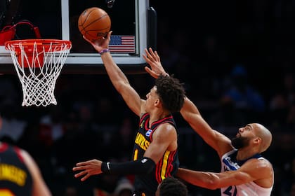 Johnson anota 34 puntos y Hawks vencen 126-102 a Timberwolves rompiendo racha de siete derrotas