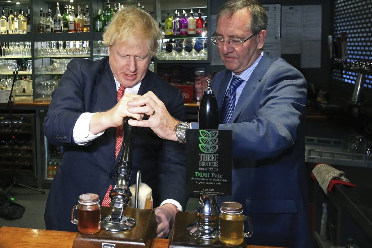 Johnson celebró ayer junto a un parlamentario conservador en Durham
