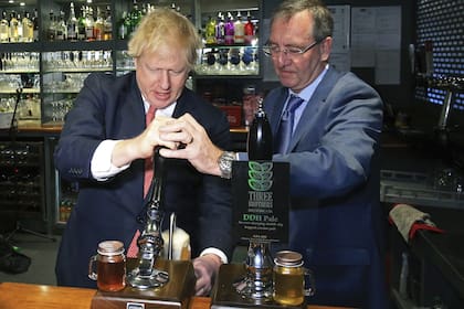 Johnson celebró ayer junto a un parlamentario conservador en Durham