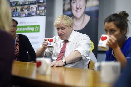 Johnson participó ayer de un encuentro en Watford con trabajadores de la salud