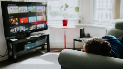 Johnson propone que las redes sociales adopten un modelo similar a las empresas de streaming