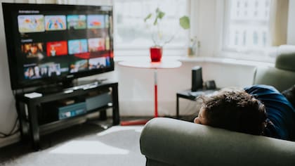 Johnson propone que las redes sociales adopten un modelo similar a las empresas de streaming.