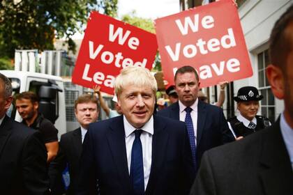 Johnson recibió ayer el apoyo de sus partidarios al dejar sus oficinas de Londres