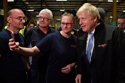 Johnson se saca una selfie con un grupo de trabajadores en Gales