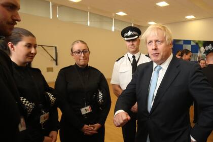 Johnson visitó, ayer, una estación de policía en West Yorkshire