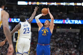 Jokic impone su ley y Denver aplasta 116-93 a unos Warriors mermados