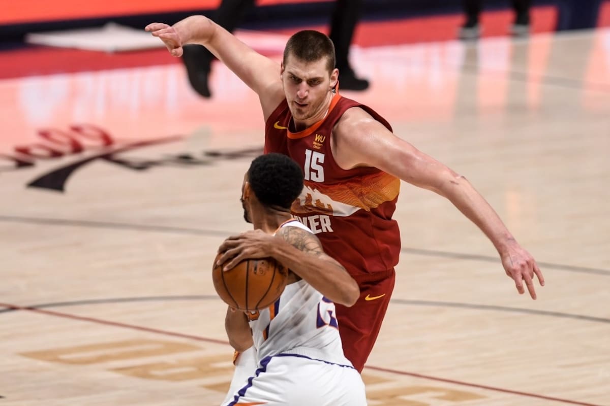 Jokic lanza un manotazo sobre Cameron Payne y se irá expulsado; a pocos días de recibir el MVP, el entrenador de Denver Michael Malone, dijo que merecía ser tratado con mas respeto