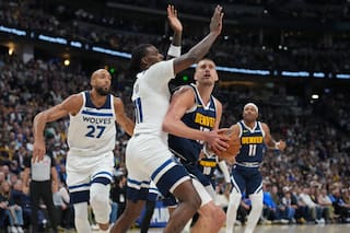 Jokic logra un triple-doble y los Nuggets evitan la eliminación al ganar 125-113 a los Timberwolves