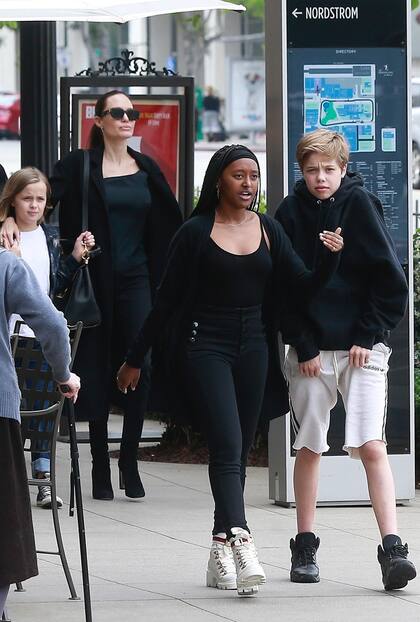 Jolie, de paseo por Los Angeles con sus hijos Zahara, Shiloh y Vivienne
