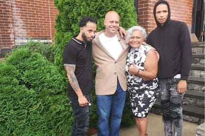Jon Adrian Velázquez junto a sus hermanos y su madre, cuando fue liberado