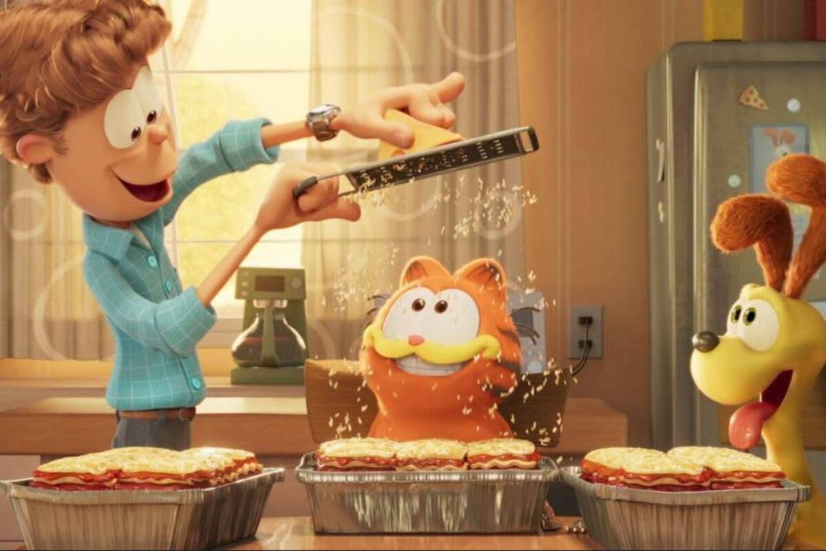 Jon, Garfield y Odie en una escena de Garfield: fuera de casa, la película que marca la vigencia que tiene el gato naranja a 45 años de su aparición
