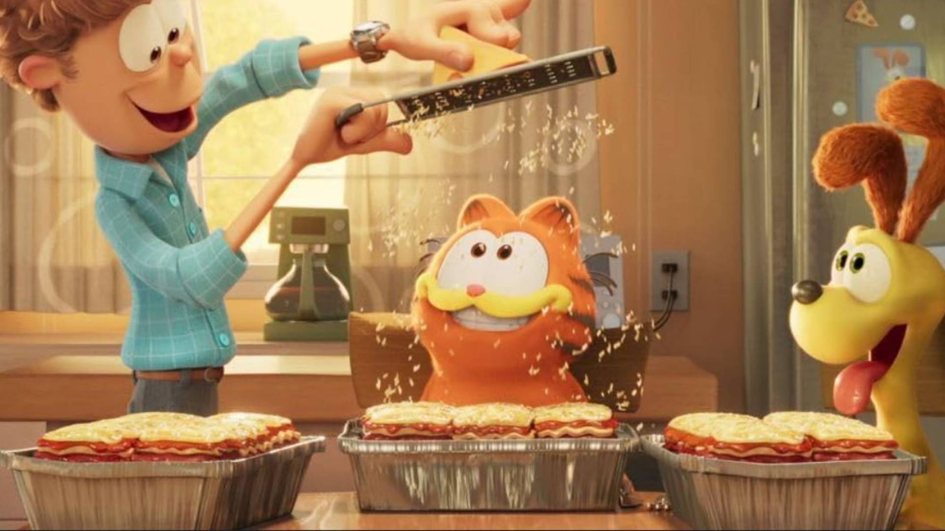 Jon, Garfield y Odie en una escena de Garfield: fuera de casa, la película que marca la vigencia que tiene el gato naranja a 45 años de su aparición