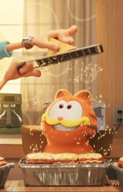 Jon, Garfield y Odie en una escena de Garfield: fuera de casa, la película que marca la vigencia que tiene el gato naranja a 45 años de su aparición