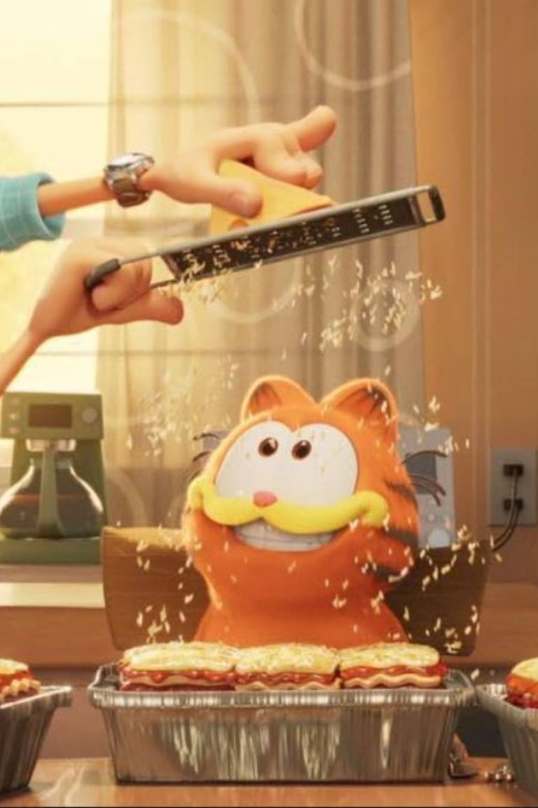 Jon, Garfield y Odie en una escena de Garfield: fuera de casa, la película que marca la vigencia que tiene el gato naranja a 45 años de su aparición