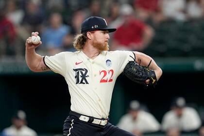 Jon Gray, abridor de los Rangers de Texas, lanza frente a un bateador de los Marineros de Seattle, durante la primera entrada del juego de béisbol, el viernes 2 de junio de 2023, en Arlington, Texas. (AP Foto/Tony Gutierrez)