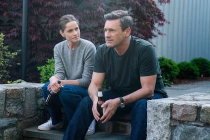 Jon Hamm es Andrew “Coop” Cooper, el financista convertido en ladrón de sus propios vecinos, mientras Amanda Peet interpreta a Melanie “Mel” Cooper, su exmujer; en la segunda temporada, la vida secreta de él amenaza cada vez más con alcanzar a su familia