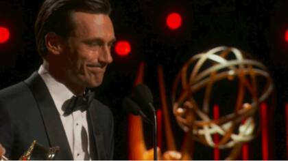 Jon Hamm se abalanzó sobre su premio Emmy