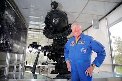 El astronauta Jon McBride estuvo de visita en el planetario de Buenos Aires