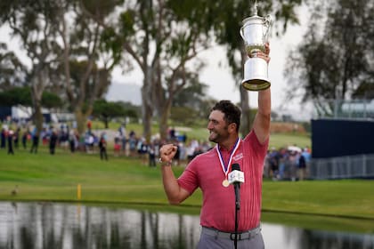 Jon Rahm, con el trofeo de vencedor del Abierto de Golf de Estados Unidos; un día de gloria