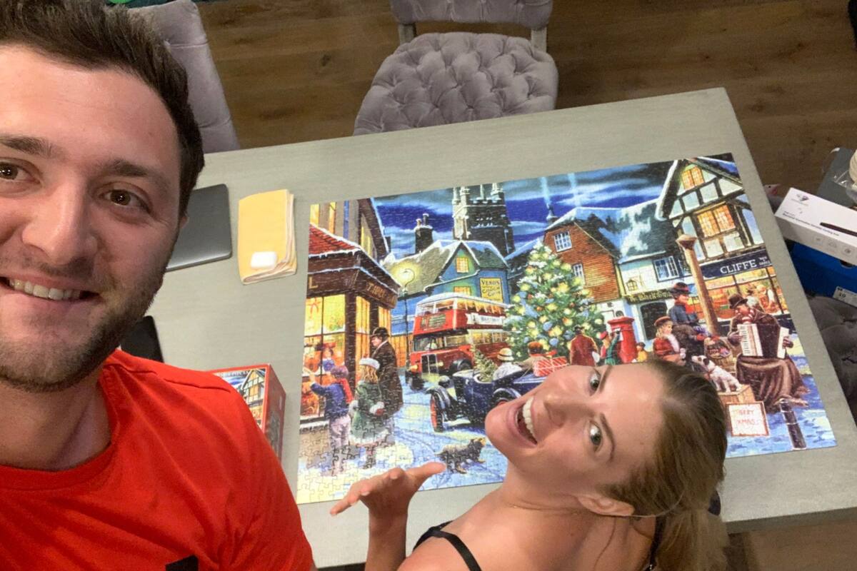 Jon Rahm con su mujer y un entretenimiento para pasar el tiempo durante el coronavirus
