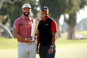 Jon Rahm sostiene su tercer trofeo de 2023 y Tiger Woods sonríe al cabo del torneo que él organiza y que fue el de su regreso al cabo de siete meses; para el nuevo y el ex número 1, la jornada final del Genesis Invitational fue de disfrute golfístico y entre niños.