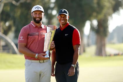 Jon Rahm sostiene su tercer trofeo de 2023 y Tiger Woods sonríe al cabo del torneo que él organiza y que fue el de su regreso al cabo de siete meses; para el nuevo y el ex número 1, la jornada final del Genesis Invitational fue de disfrute golfístico y entre niños.