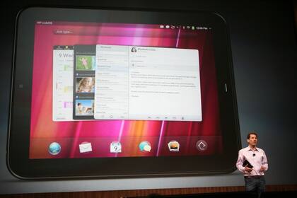 Jon Rubinstein presenta la TouchPad, basada en el sistema operativo webOS desarrollado por Palm. Al poco tiempo de su lanzamiento, la tableta fue retirada del mercado