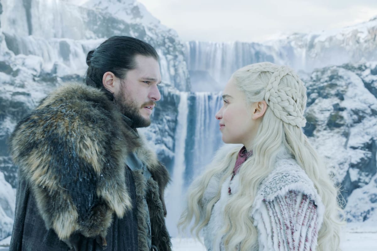 Jon Snow (Kit Harington) y Daenerys Targaryen, en un idílico escape a una cascada congelada tras un "viaje en dragón"; un momento romántico antes de que comience la pesadilla