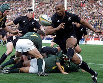Jonah Lomu patea para salir de su campo y escapar de la presión de los sudafricanos