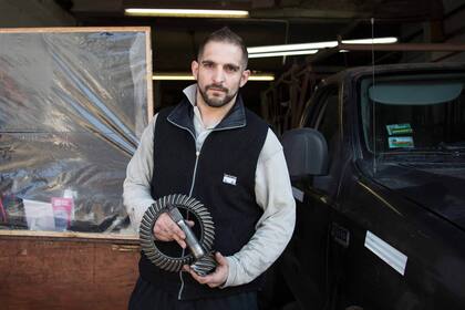 Jonás (28). Ocupación: Taller de mecánica general. ¿Qué es lo que más te gusta del oficio? “Me gusta aprender cosas nuevas, todos los días se aprende algo. Y me encanta la tornería en particular”.