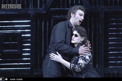 El fabuloso tenor Jonas Kaufman en "Il Trovatore", que la Ópera de Munich puso en línea gratis hasta el 28 de marzo
