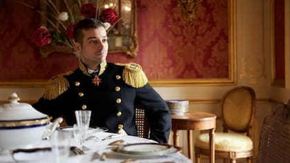 Jonas Lauwiner, sentado a la mesa y vestido con un uniforme militar