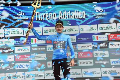 Jonas Vingegaard celebra tras coronarse campeón de la carrera ciclista Tirreno-Adriático, el domingo 10 de marzo de 2024, en San Benedetto del Tronto, Italia. (Gianmattia D'Alberto/LaPresse vía AP)