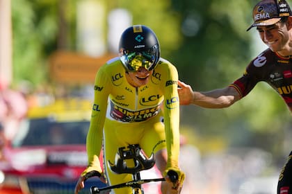 Jonas Vingegaard y el saludo de su compañero Wout Van Aert, clave en el trabajo de equipo del Jumbo-Visma