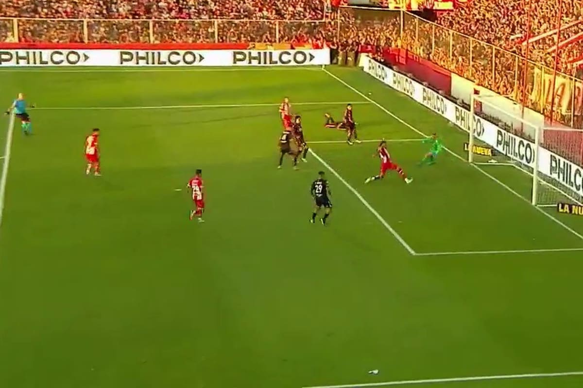 Jonatan Álvez puso el pie, con Armani vencido, pero la pelota se fue por arriba del travesaño