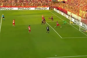 Jonatan Álvez puso el pie, con Armani vencido, pero la pelota se fue por arriba del travesaño