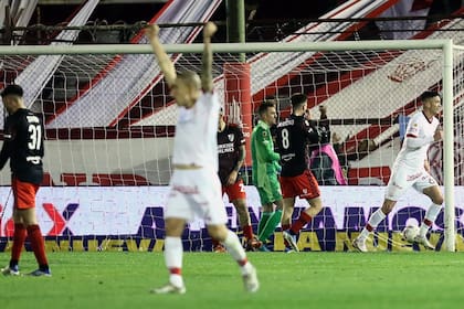 Jonatan Galván sale festejando su gol: fue el 1-0 de Huracán, tras un error de Armani en la jugada previa