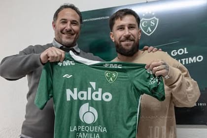 Jonatan Gómez, cuando fue presentado como refuerzo de Sarmiento de Junín en 2025; en el Torneo Apertura jugó 12 partidos para el Verde