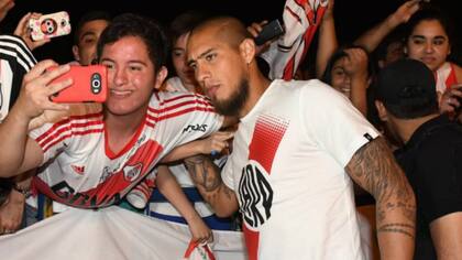 Jonatan Maidana, uno de los que compartió un rato en la llegada con los hinchas