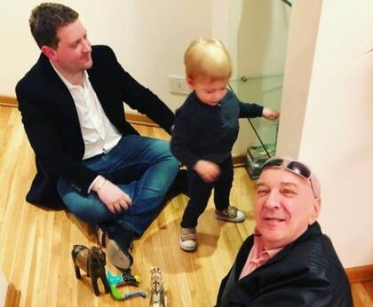 Jonatan, su hijo Rafael y Mauro Viale, en una escena familiar