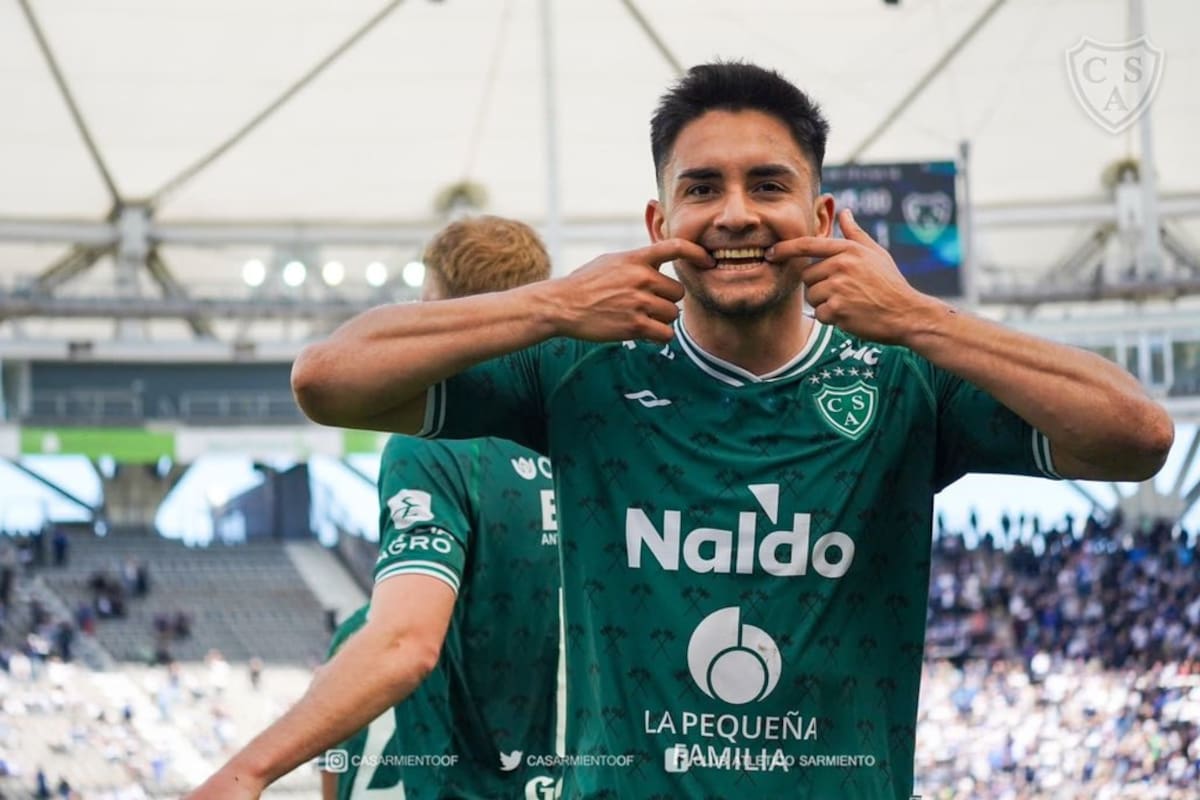 Jonatan Torres festeja el gol de penal de Sarmiento que le dio el triunfo ante Gimnasia, en La Plata