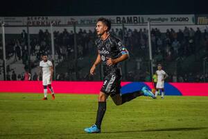 Jonatan Torres, la figura de Sarmiento: anotó los dos goles con los que el equipo de Junín superó a San Lorenzo 2-1, por la 9° fecha de la Copa de la Liga