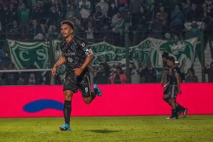 Jonatan Torres marcó los dos goles de Sarmiento: uno de cabeza y otro de penal en la victoria ante San Lorenzo 2-1