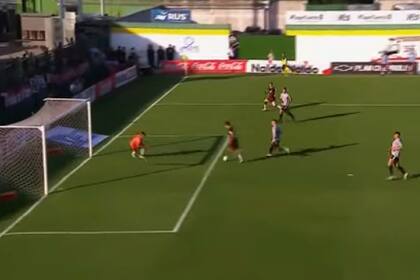 Jonatan Torres quedó de frente al arco, con el guardameta Franco Carretero a contrapierna, pero remató desviado; Lanús falló demasiado y quedó eliminado de la Copa Argentina ante El Porvenir.