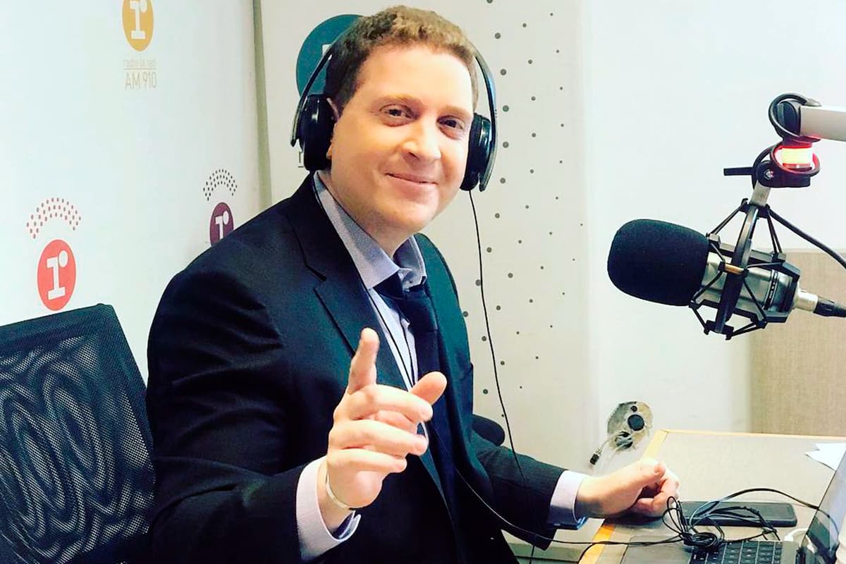 Jonatan Viale, en el estudio de radio La Red